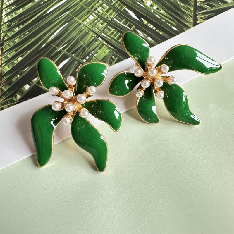 Grüne Blumen-Emaille-Ohrringe mit Perlenkern und Goldrand