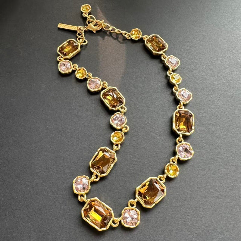 Goldfarbene Halskette mit quadratischen Kristall-Steinen, Champagne/Pink
