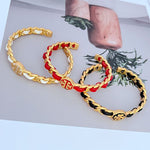 Offenes Manschetten-Armband aus gewobenem Leder mit Logo-Detail, gold & rot