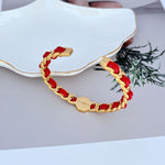Leder-Logo-Armband mit offener Manschette, goldfarbene Kette mit roten Gliedern
