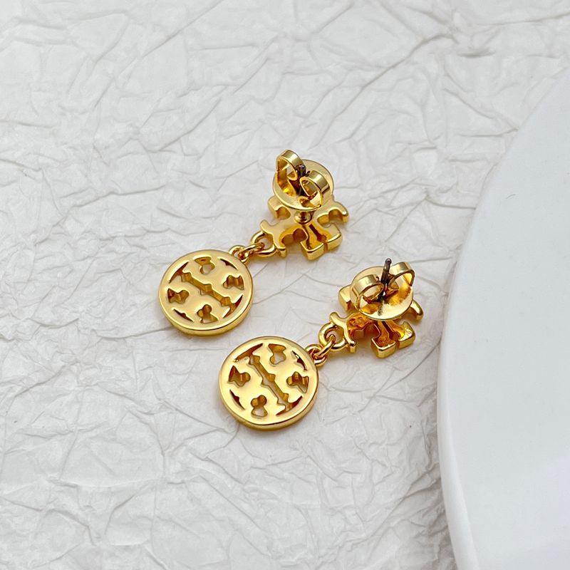 Goldfarbene Tropfenohrringe mit runden Logo-Scheiben und Ketten-Anhängern