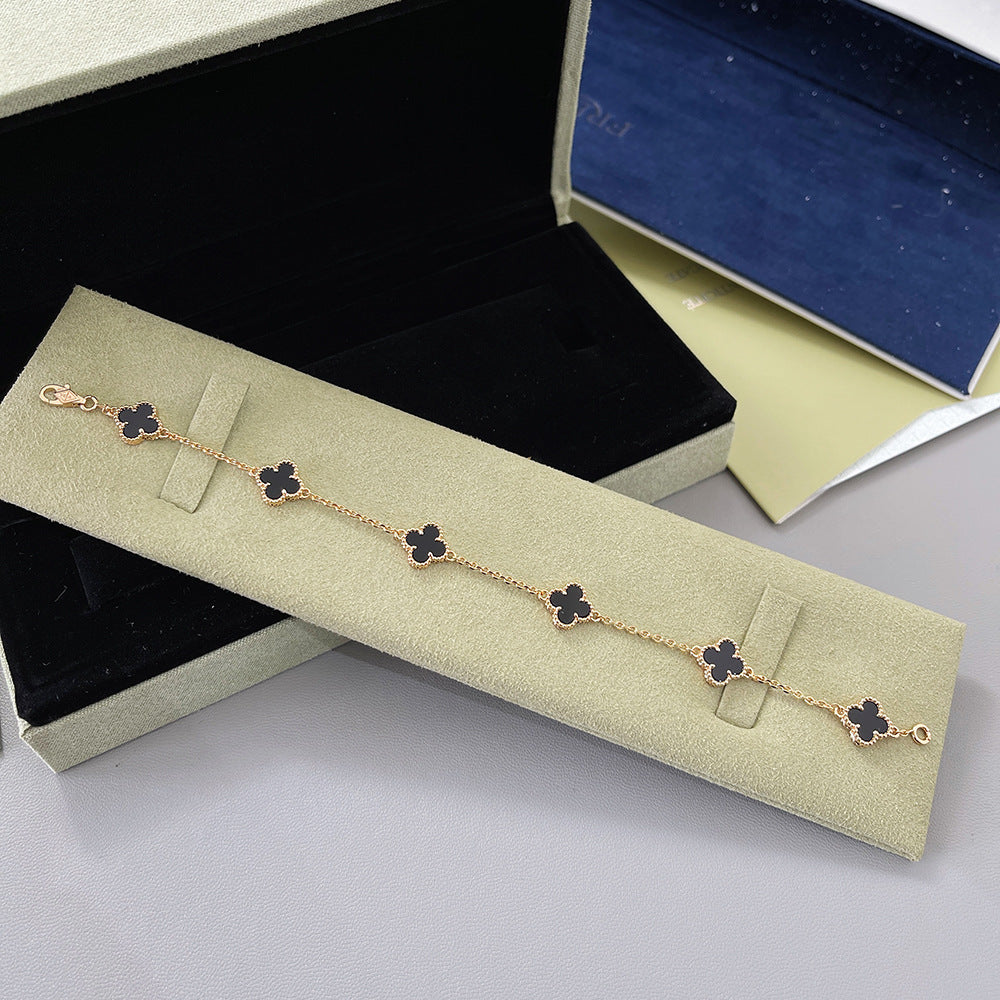 Roségoldfarbenes Armband mit dunkelroten bis schwarzen Kleeblatt-Anhängern