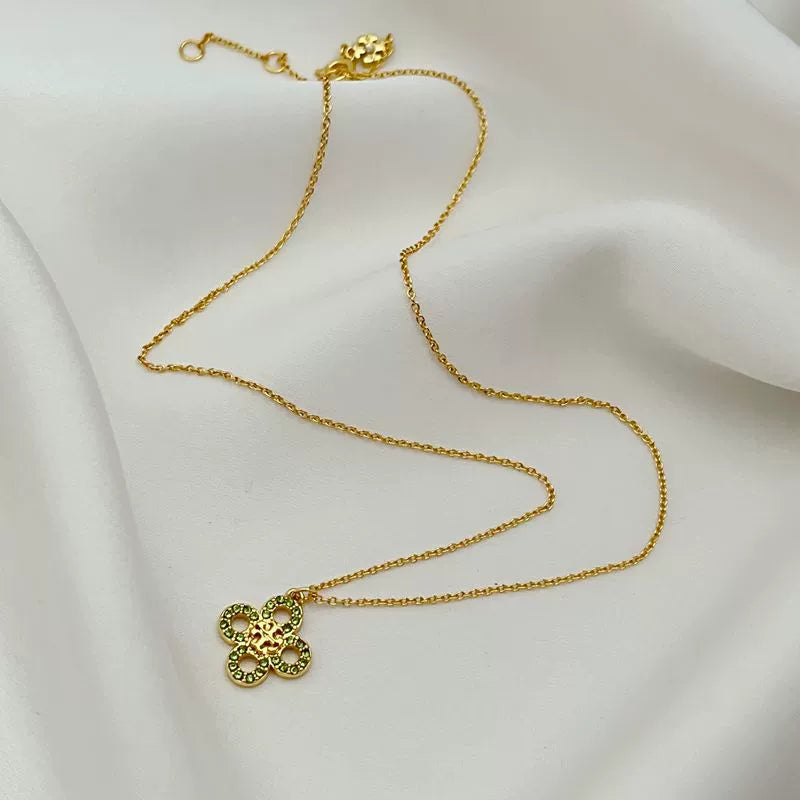 Halskette mit Vierblatt-Klee Logo-Anhänger, goldfarbener Kette, helle Steine