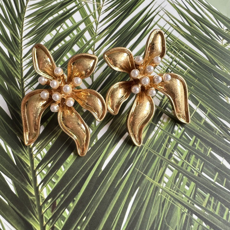 Goldene Enamel-Blumenohrringe mit Perlen, Detail der geschwungenen Blütenblätter