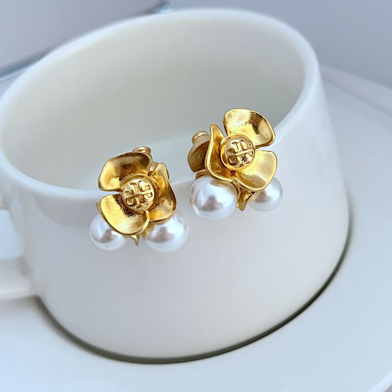 Goldene Blumen-Ohrringe mit zwei weißen Perlen je Ohr, Stecker