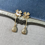 Dangle-Ohrringe mit vierblättrigem Cluster und zwei goldfarbenen Anhängern