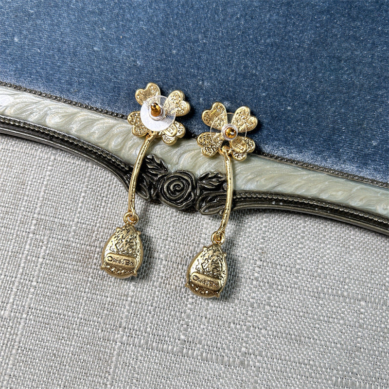 Dangle-Ohrringe mit vierblättrigem Cluster und zwei goldfarbenen Anhängern