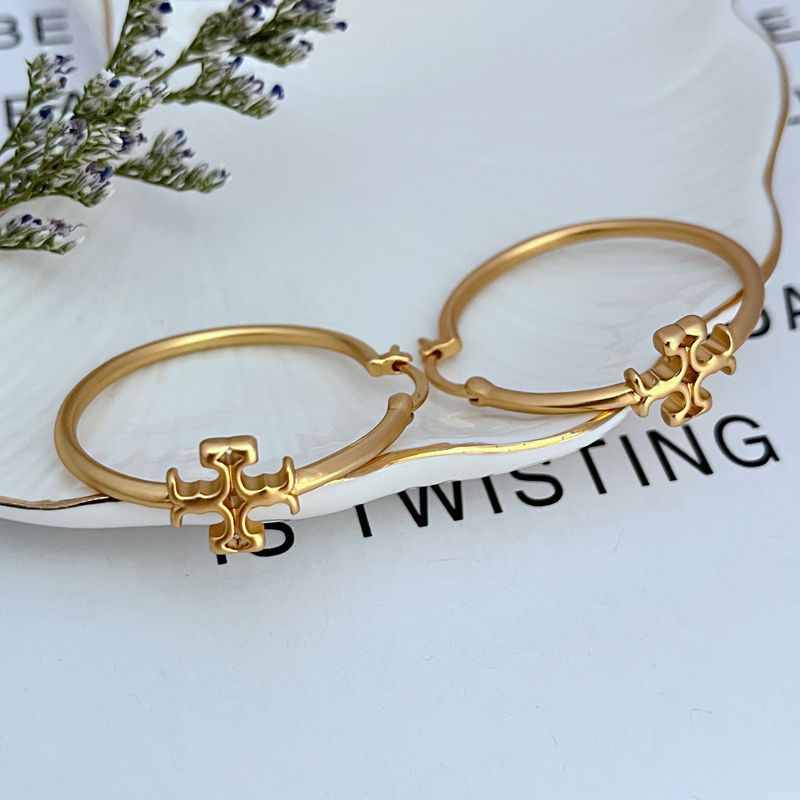 Goldfarbene Metall-Ohrringe mit minimalistischem Logo, runde Creolen