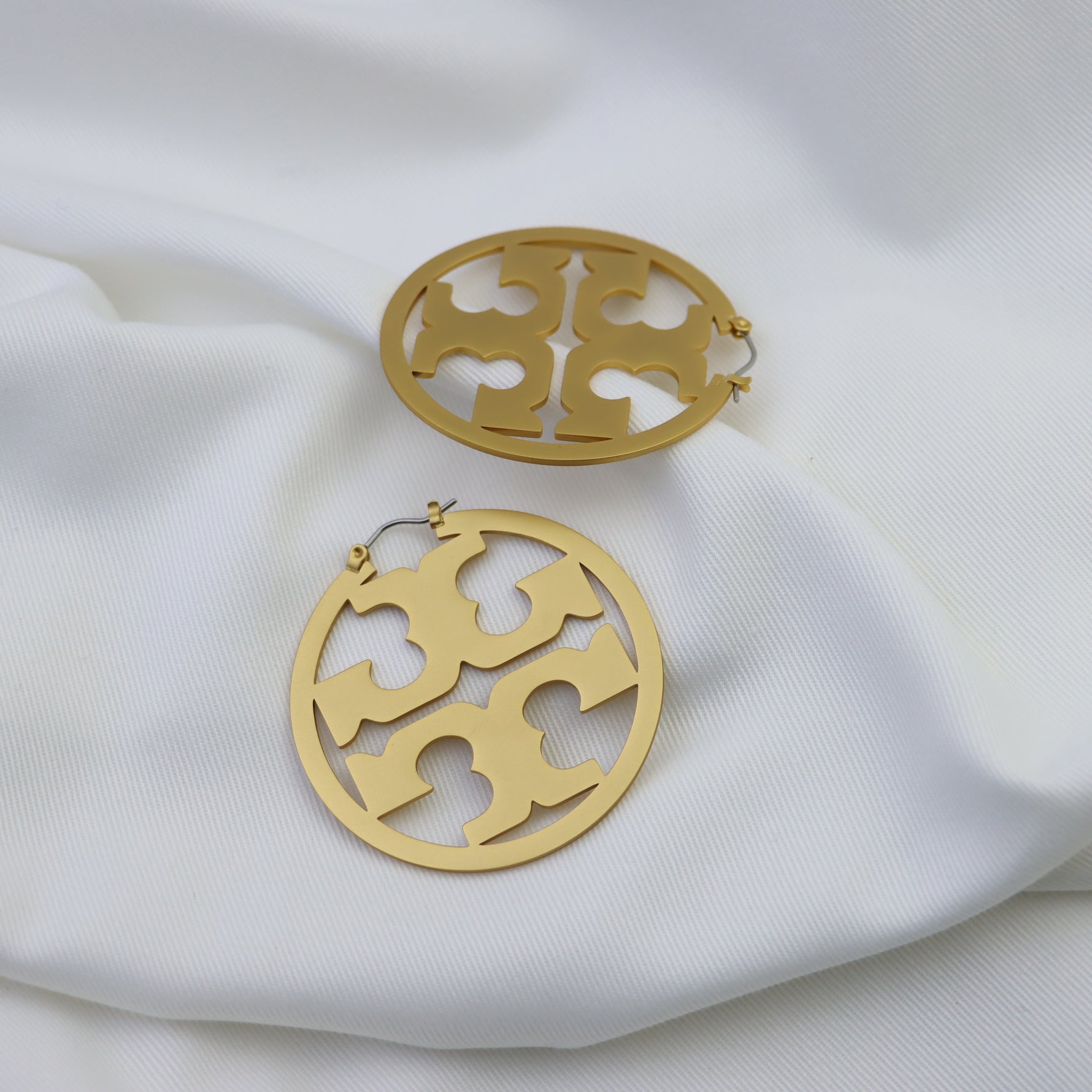 Goldfarbene runde Vintage-Ohrringe mit Cut-out-Relief, Hakenverschluss
