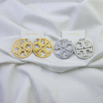 Set: gold- und silberfarbene runde Vintage-Ohrringe mit Cut-out-Design