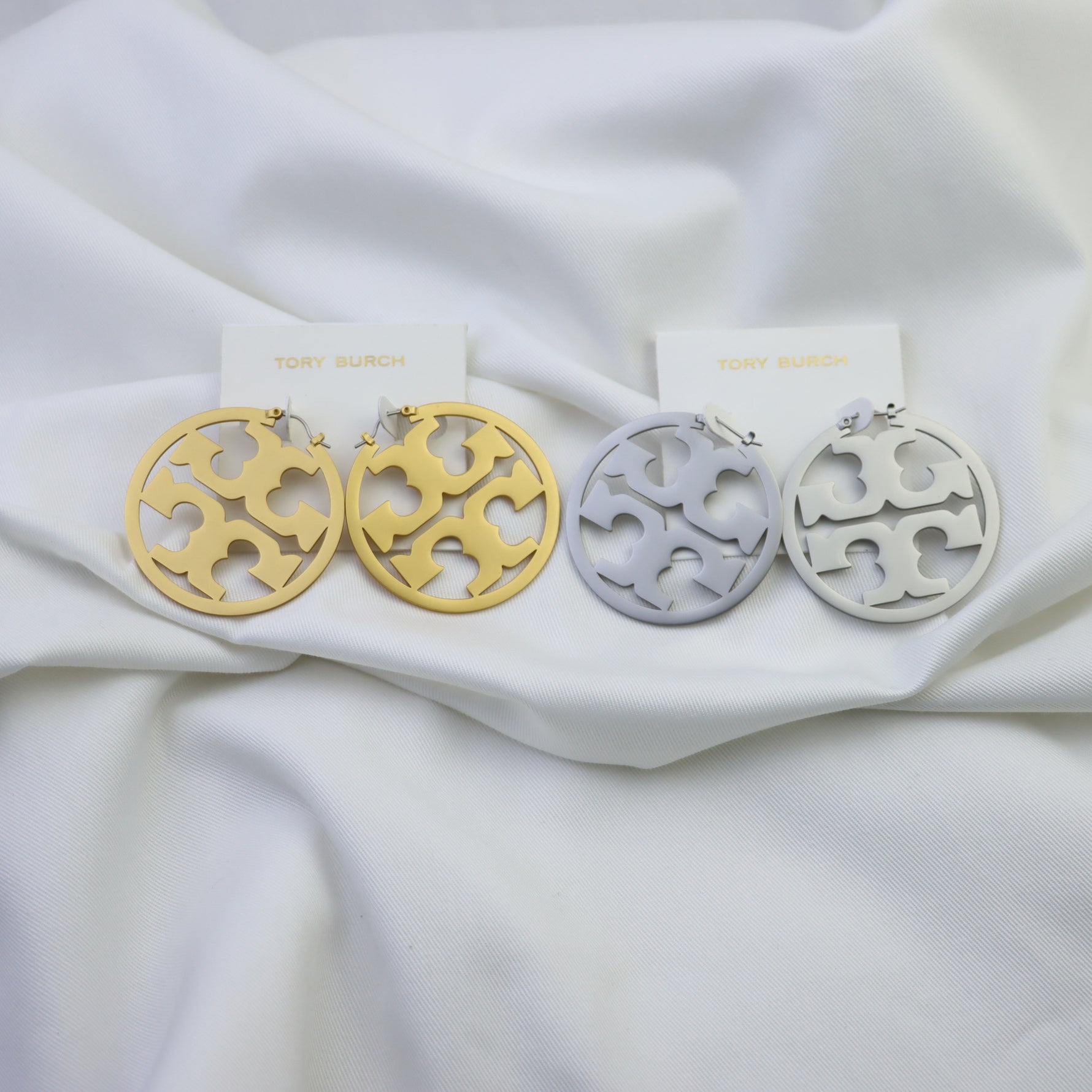 Set: gold- und silberfarbene runde Vintage-Ohrringe mit Cut-out-Design
