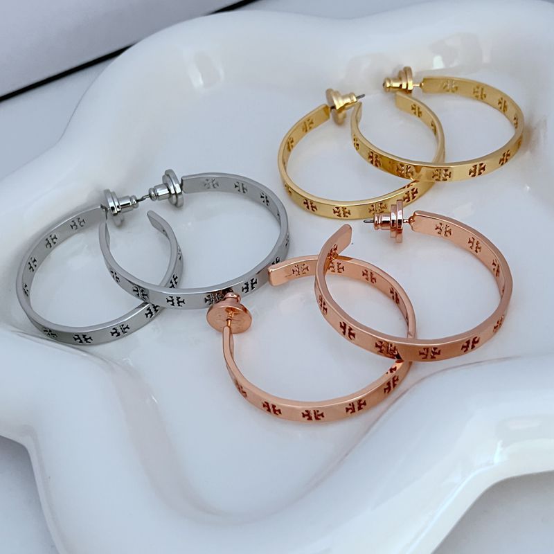 Ohrringe in Gold, Weißgold und Roségold mit geschwungenem Cutout-Logo