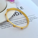 Goldfarbenes Metallarmband mit Logo-Emaille und kleinen Kugelakzenten