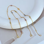 Perlen-Logo Armband/Kette mit goldfarbener Kette, weißen Perlen und bunten Akzenten