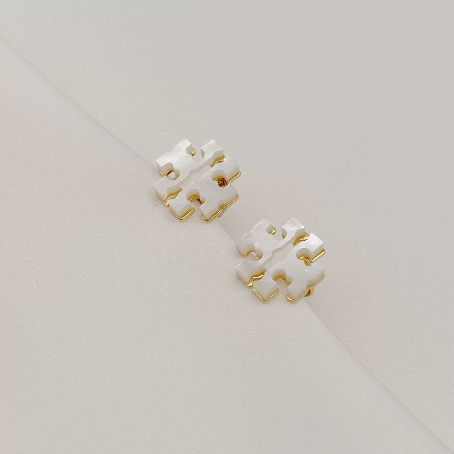 Tory Burch LOGO Natural Mother-of-Pearl Earrings