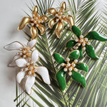 Goldene Blumen-Emaille-Ohrringe mit Perlenbesatz und gebogenen Blütenblättern