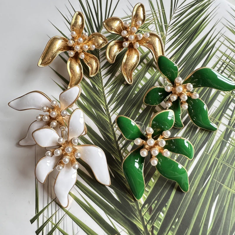 Goldene Blumen-Emaille-Ohrringe mit Perlenbesatz und gebogenen Blütenblättern