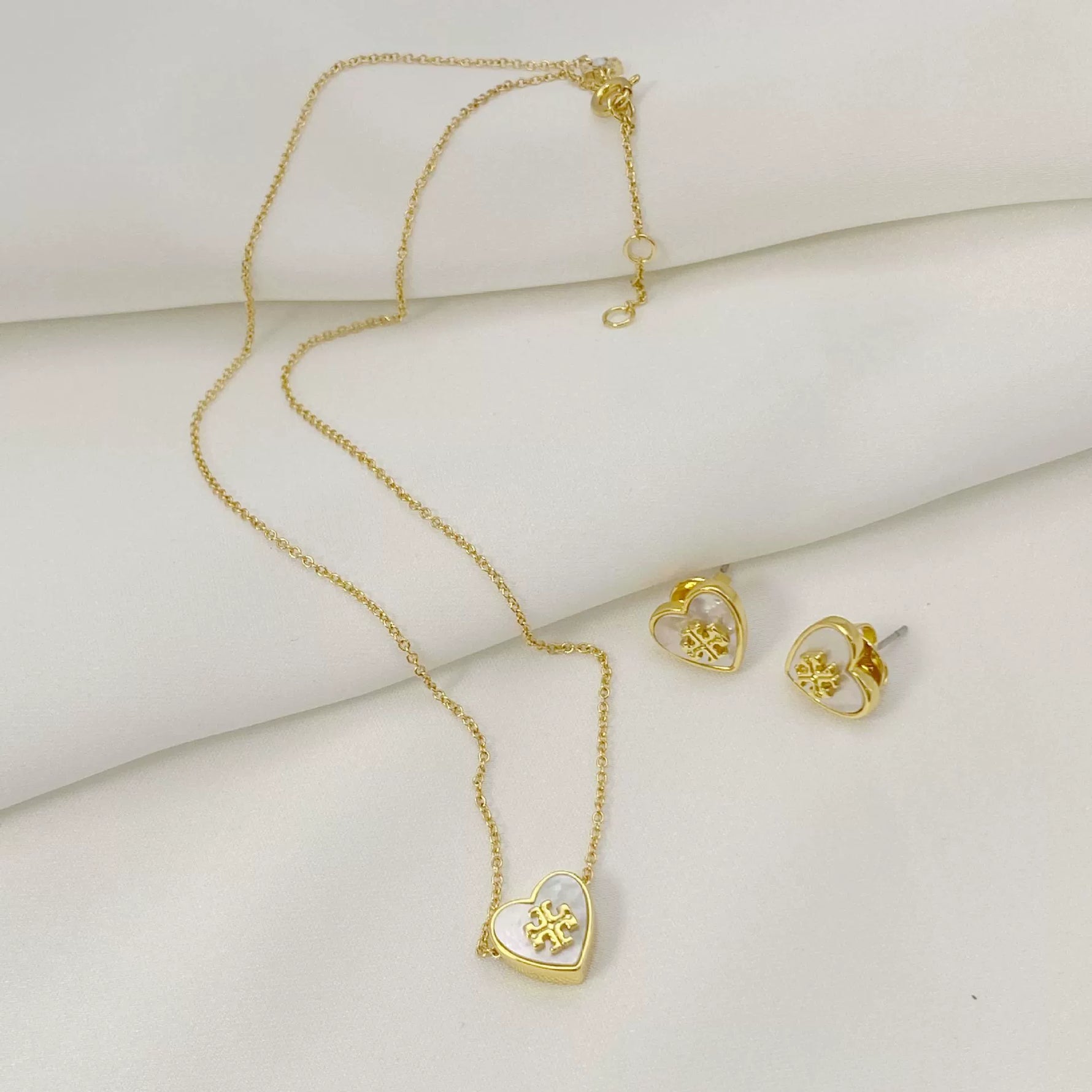 Heart-shaped mother-of-pearl stud earrings and necklace set, gold-tone metal