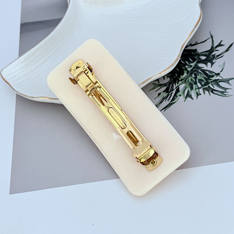 Off-White Haarklammer mit goldener Rückseite und Klappverschluss