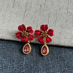 Ohrringe mit roter Emailleblüte, goldener Fassung und rosa Tropfstein