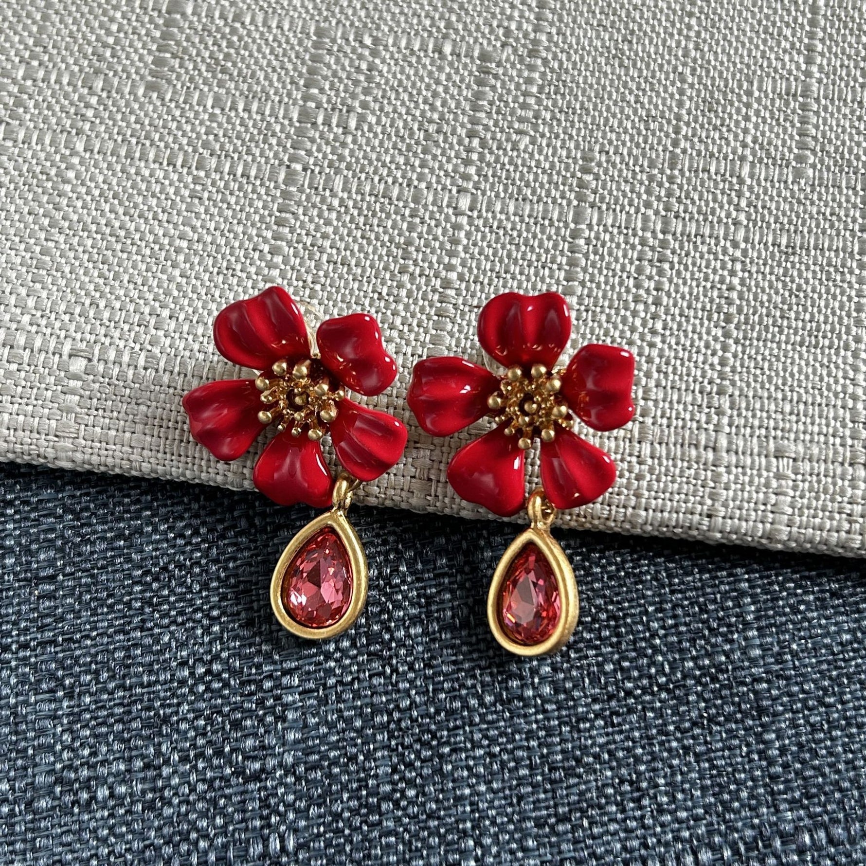 Ohrringe mit roter Emailleblüte, goldener Fassung und rosa Tropfstein