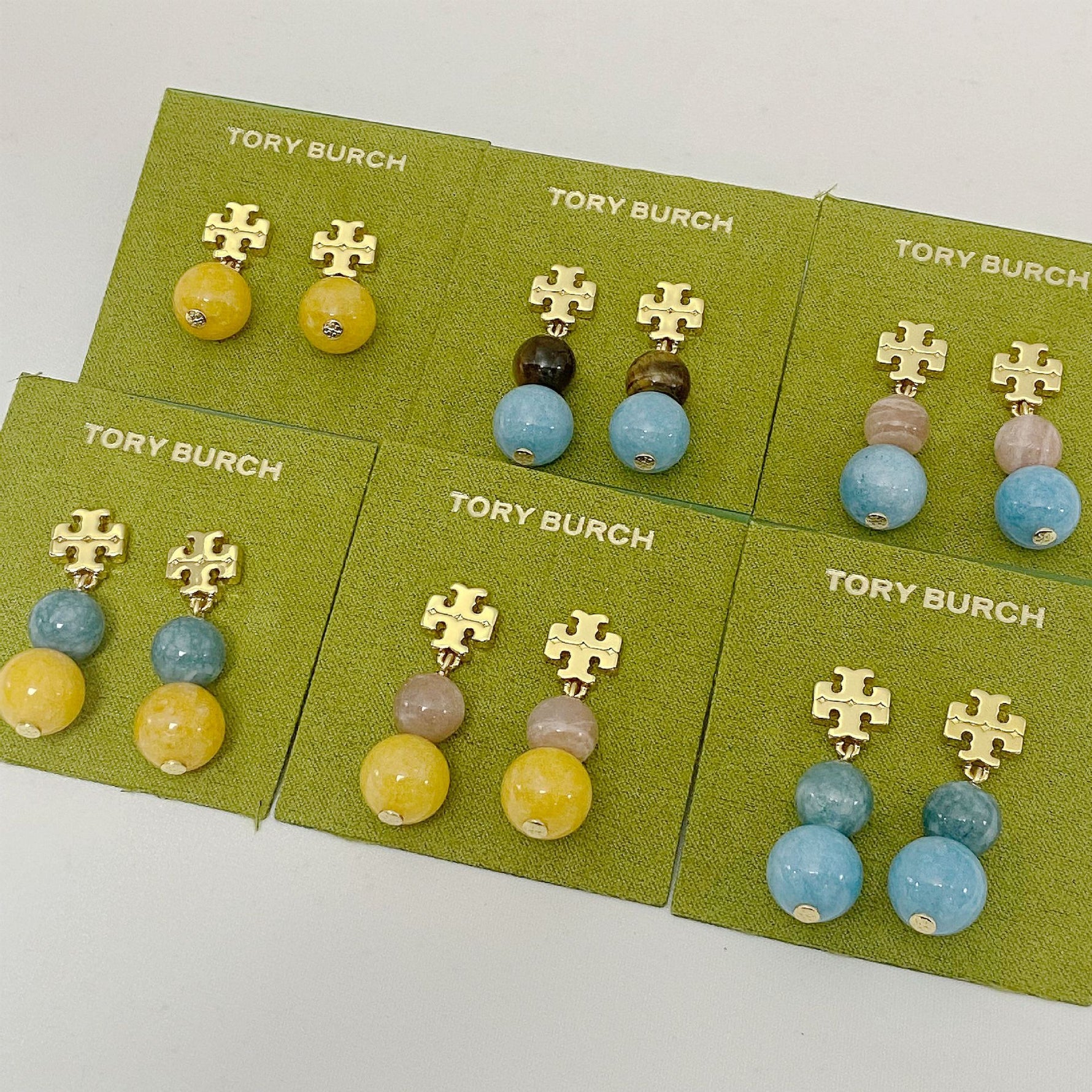 Logo-Perlen-Achat-Ohrstecker-Set auf Karten, gelbe, rosafarbene und blaue Varianten